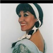 Profesora de inglés imparte clases de niños de distintas edades